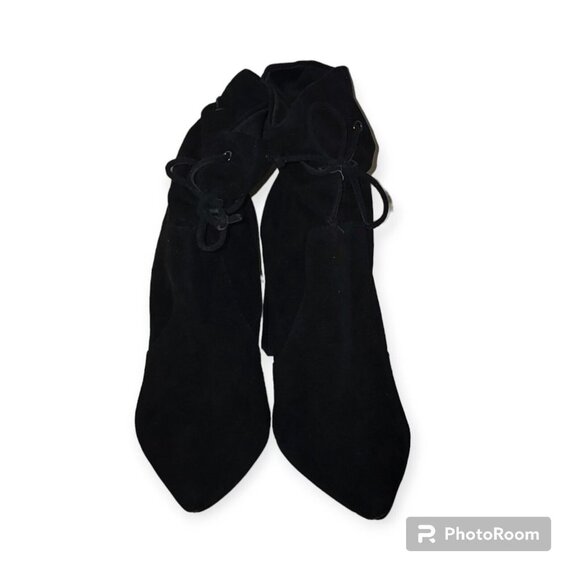 Tahari Black Suede Konner Black Block Heel Ankle Booties Size 9.5 - Picture 2 of 4